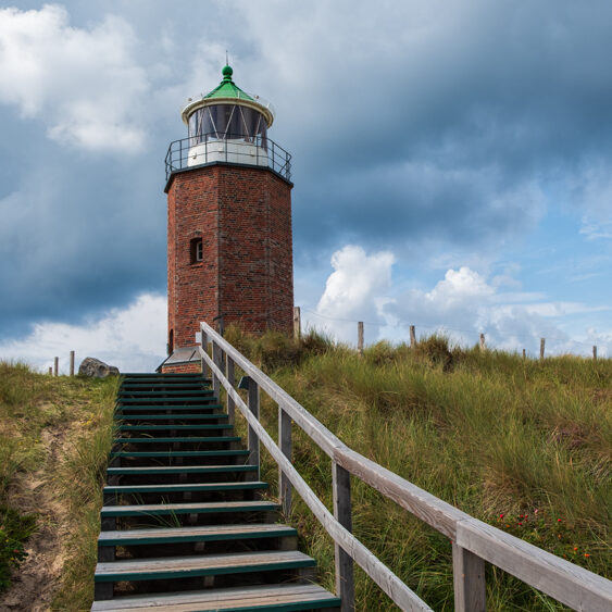 Weg zum Leuchtturm über einen Holzsteg